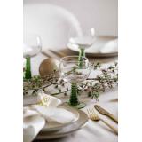 bord dekket med glass clara julestemning