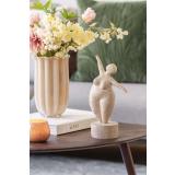 Dekorfigur Diana på sofabord med vase og lykt zion