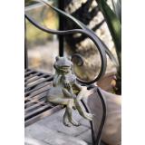 Figur Froskepar på benk ute