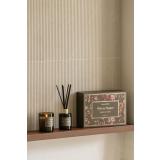 Gavesett med romduft og duftlys på hylle