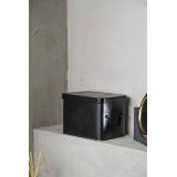 Sort førstehjelpsskrin på hylle