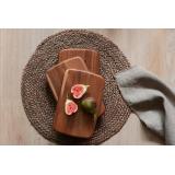 rund spisebrikke i naturstrå med trefjøler oppå