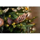 Fugl på klype Glam rosa i juletre nærbilde