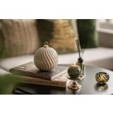 Lysholder Dina på sofabord med julekule krukke og annen dekor