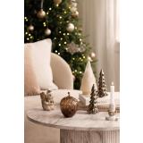 Sofabord pyntet med dekortrær, krukke nøtt, lysestake og dekorekorn