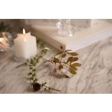 Dekormisteltein på bord med lysfat og kubbelys