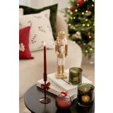 Nøtteknekker på sofabord med lyslykter, lysestake og duftlys