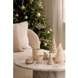 Telysholdere snøkrystall på bord pyntet med dekortrær