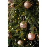 Julekule Rose rosa i juletre med andre julekuler i rosa 