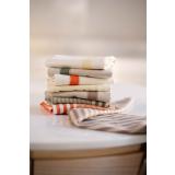 Kjøkkenhåndkle Georg mixet og matchet farger på kjøkkenbenk