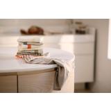 Kjøkkenhåndkle Georg mixet og matchet farger på kjøkkenbenk