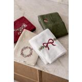 Gjestehåndkler med broderte motiv på kjøkkenbenk