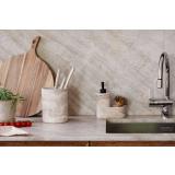 Redskapsholder Helene på kjøkkenbenk