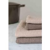 Samlebilde av kjøkkenhåndkle og kluter i brune toner