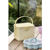 Kjølebag og tapasboks på bord ute