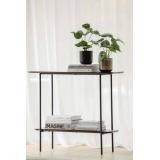 KOnsollbord med grønne blomster og bøker