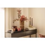 Telysholder Fay i beige med telysholder Fay i rosa på dekorert konsollbord