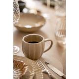 kopp pumpkin på dekt spisebord