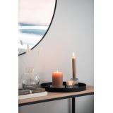 Lysfat med kubbelys og kronelys på konsollbord