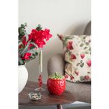 Krukke jordbær, lysestake jordbær og telysholder flo på bord yana