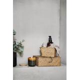 kurv tage stor i hylle på bad