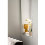 Lampe og orkide i vinduskarm