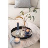 Lysfat med lysestaker og vase på sofabord