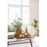 Lysfat med glimre karamell og potte rita i stue