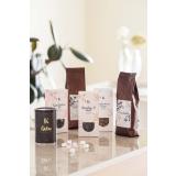 Te, kaffe, marshmallows og lakris på kjøkkenbenk