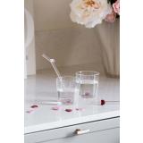 Glass hjerte med hjertesugerør på kjøkkenbenk med borddekor hjerte