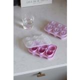 Isbitform hjerter & blomster liggende på kjøkkenbenk