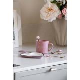 Stekepanne hjerte på kjøkkenbenk med kopp og teskjeer