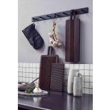 Yami skjære- og serveringsbrett stylet på kjøkkenbenk