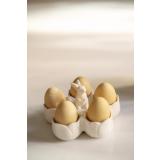 Eggeholder med kanin og seks gule egge