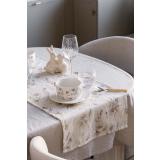 Løper påskeeng med frokostservise påskeeng på bord