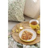 Servise Milla på lysfat mangotre serverer te og bolle