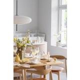 Dekt spisebord med servise, vase, lysestaker og påskepynt