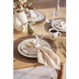 Hareservise dekt på spisebord med påskepynt