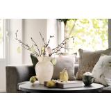 Vase med gåsunger og glassegg på sofabord med dekorfigurer