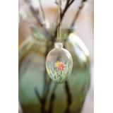 påskeegg i glass med påmalte blomster