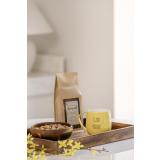 Påskekopp på brett med kaffe og snacks