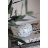 Påskeegg som dekor på kjøkkenbenk