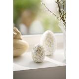 Dekoregg med blomsterdetaljer i vinduskarm