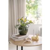 Sofabord pyntet med vase med tulipaner, lysestake med hare og en skål med minipåskeegg