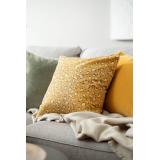 sofa med puter i oker og grønt