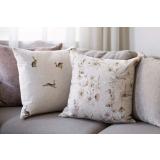 Påskeputer med harer og kaniner i sofa