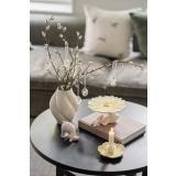 Sofabord pynet med vase med gåseunger, dekorkanin, kaninfat og lysestake