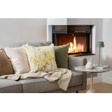 sofakrok foran peis med flammer