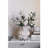 Glitteregg hengende på olivengrener