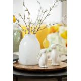 to kaniner i porselen på lysfat med vase og gåsuger